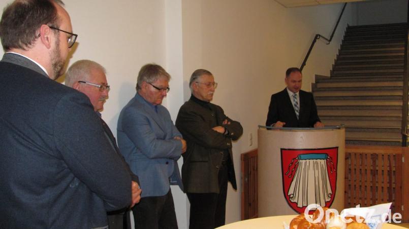 Stellvertretender Bürgermeister Richard Kammerer (rechts) gibt einen Überblick über die Geschichte des Gebäudes und die Sanierungsarbeiten. Bild: sei