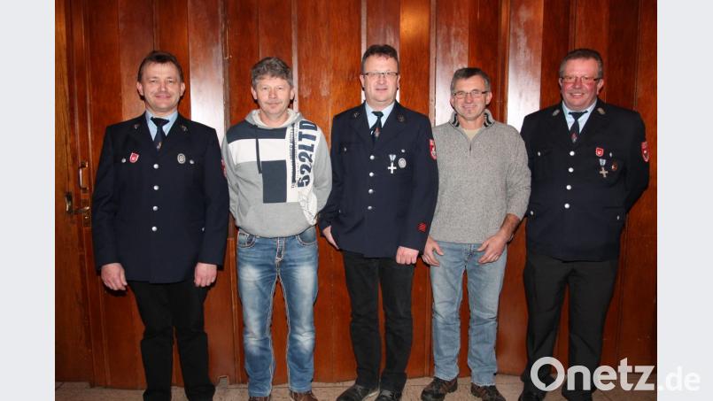 Die Vorsitzenden Berthold Reber (links) und Alfons Scheibl (rechts) zeichnen einen Reihe von Mitgliedern für Vereinstreue aus. Bild: pi