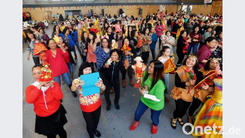 Sechs Stunden tanzen 250 Philippinerinnen beim Santo-Niño-Fest in Speichersdorf und zeigen den Besuchern ihre Kultur. Bild: hai