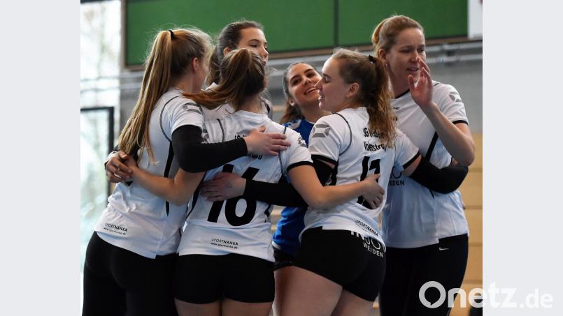 Die Volleyballerinnen des TB Weiden bleiben im „Umarmungsmodus“: Mit zwei Heimsiegen über die SV Grafenwöhr und den VC Schwandorf untermauerten die Nordoberpfälzerinnen den zweiten Platz in der Landesliga Nordost. Bild: A. Schwarzmeier