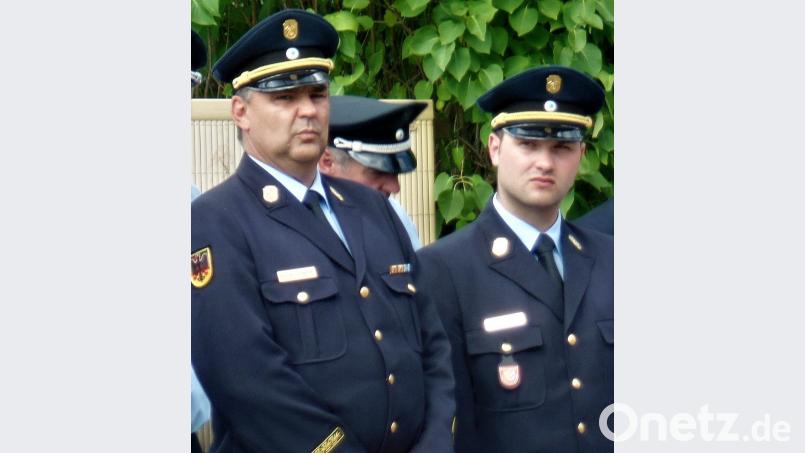 Marco Saller (rechts) will als neu gewählter Kreisbrandrat möglichst schnell wissen, wo bei den Landkreiswehren der Schuh drückt. Deshalb tourt er gerade von einer zur anderen Hauptversammlung. Mit auf dem Foto der Kohlberger Kreisbrandinspektor Wolfgang Schwarz. Bild: jml