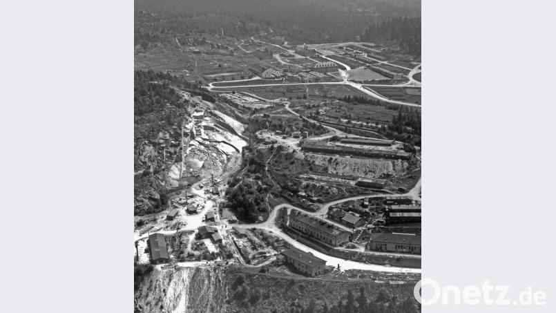 Eine Impression aus der Nachkriegsgeschiche vom Bereich Wurmstein-Bruch, auch Osti-Steinbruch genannt. Im Hintergrund das Gelände des ehemaligen KZ-Lagers. Über die Zukunft des Areals wird momentan kontrovers diskutiert. Archivbild: Gemeinde Flossenbürg