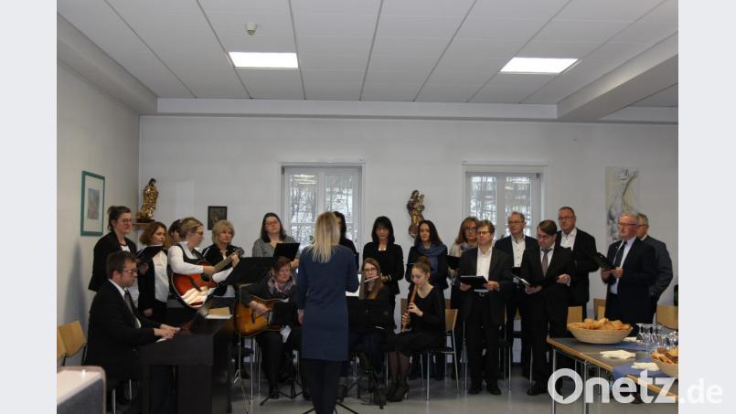 Der Chor „Cantora“ unter Leitung von Petra Klebl-Denk begeisterte mit seiner musikalischen Umrahmung die Gäste und durfte sich anschließend über großen Applaus und viele Lobesworte freuen. Bild: exb