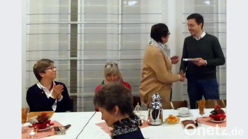 Vorsitzende Regina Völkl gibt die Spende an Pfarrer Stefan Rödl weiter. Ferner überweist der Frauenbund einen Obulus an die Aktionen Feuerkinder und Frauen helfen Frauen in Not. Bild: R. Kreuzer