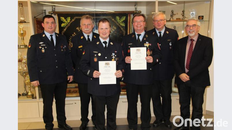 Auszeichnung des Freistaates: Stefan Sattich (Dritter von links) leistet seit 25 Jahren aktiven Dienst, Thomas Hutz (Vierter von links) gar 40 Jahre. Dazu gratulierten (von links) Vorsitzender Andreas Obermeier, Kreisbrandrat Robert Heinfling, Kreisbrandmeister Josef Lingl und Bürgermeister Manfred Rodde. Bild: ral
