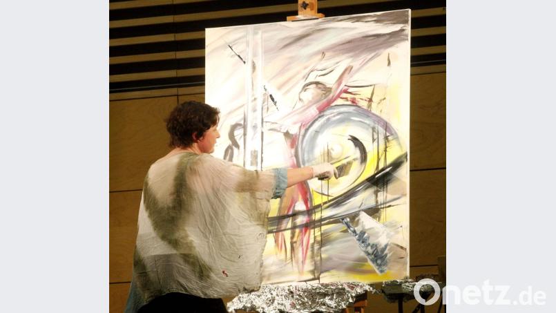 Barbara Clear zeigte dem Publikum, wie ihre Kunstwerke entstehen. Bild: Hirsch