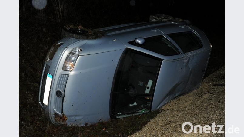 Das Auto landete auf der Fahrerseite. Bild: gf