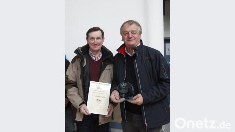 Vorsitzender Erich Pilhofer (rechts) zeichnete den Betrieb von Georg Bäuml (links) für 85-jährige Mitgliedschaft beim Rinderzuchtverband Oberpfalz aus. Bild: Hirsch