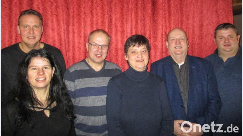 Die SPD-Stadträte Robert Christ, Monika Gerl, Hubert Rosner, Angela Baumgartner (von links) und Helmut Zeitler (rechts) mit SPD-Kreistagsfraktionssprecher Rainer Fischer beim Treffen im Gasthaus „Goldener Hahn“. Bild: exb
