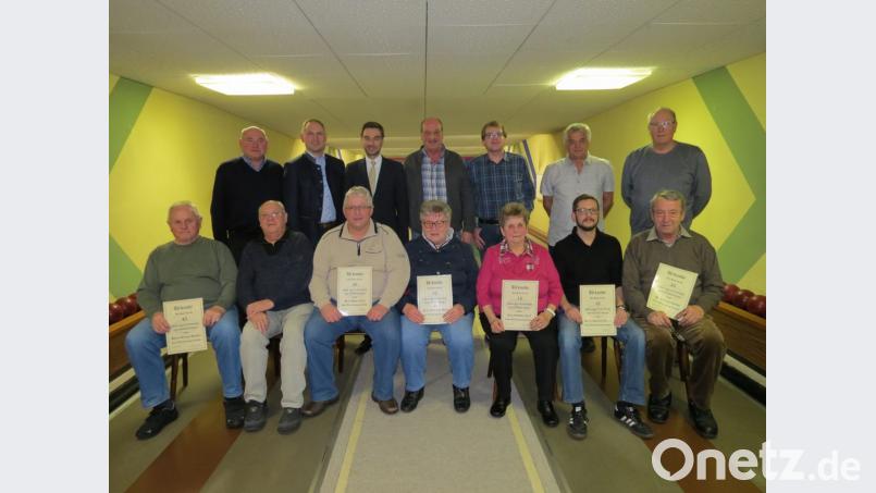 Urkunden für langjährige Treue zum Rauchklub Mantel gehen an (vorne, von links) Werner Stocker, Günter Lippik, Dieter Nikol, Gerlinde Adam, Hilde Fenzl, Johannes und Hans Klemm. Im Hintergrund die Vorstandsmitglieder Michael Scheiber, dritter Bürgermeister Richard Kammerer, Landtagsabgeordneter Stephan Oetzinger, Rudi Bergemann, Christoph Müller, Franz Sperl und Reinhard Kindl. Bild: km