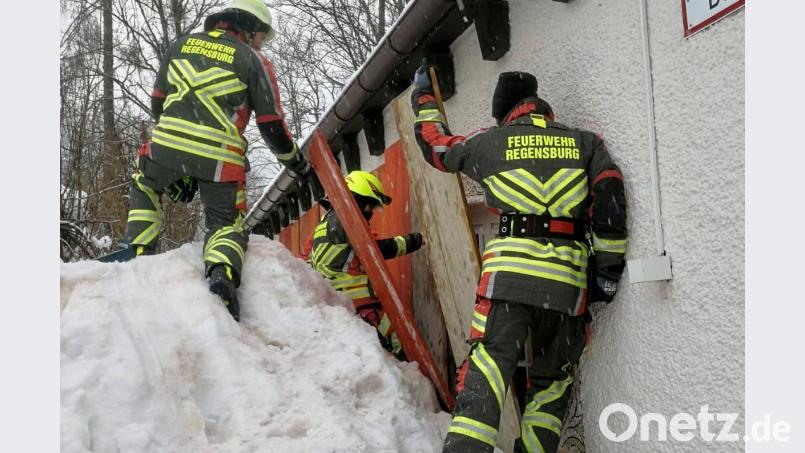 Oberpfälzer Einsatzkräfte helfen im Schneechaos. Bild: Alexander Auer