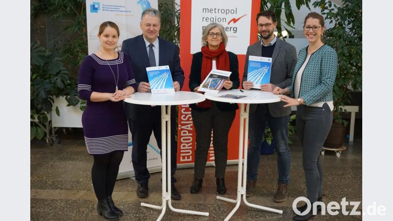 Volkshochschul-Leiterin Julia Wolfsteiner, Landrat Richard Reisinger, Christa Standecker, Geschäftsführerin Metropolregion Nürnberg, Florian Neumann und Sophie Münch (von links) von der Transferagentur Bayern Nord freuen sich über die Verlängerung der Zielvereinbarung. Bild: Herbert Amann, VHS Amberg-Sulzbach