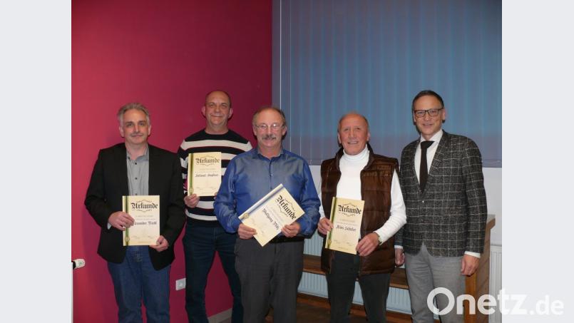 Mehrere Mitglieder konnten bei der Jahreshauptversammlung der Stiftländer Jugend- und Blaskapelle für langjährige Vereinstreue geehrt werden. Von links Alexander Riedl, Helmut Hopfner, Wolfgang Plötz, Alois Schicker und Bürgermeister Bernd Sommer. Bild: kgg