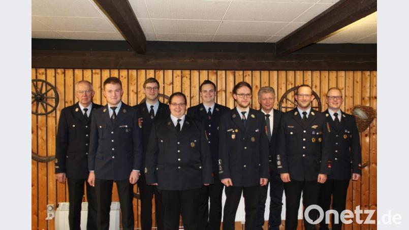 Verschiedene personelle Veränderungen gab es bei der Jahreshauptversammlung. Das Bild zeigt die bisherigen und neuen Amtsinhaber (von links) Reinhold Hess (bisheriger Kassier), Gabriel Reichl (neuer stellv. Jugendwart), 2. Vors. Felix Weiser, Vors. Florian Trißl, Christian Trißl (neuer Kassier), Dominik Gollwitzer (neuer Jugendwart), Bürgermeister Lothar Müller und die beiden Kommandanten Christian Zölch und Max Haas. Bild: flt