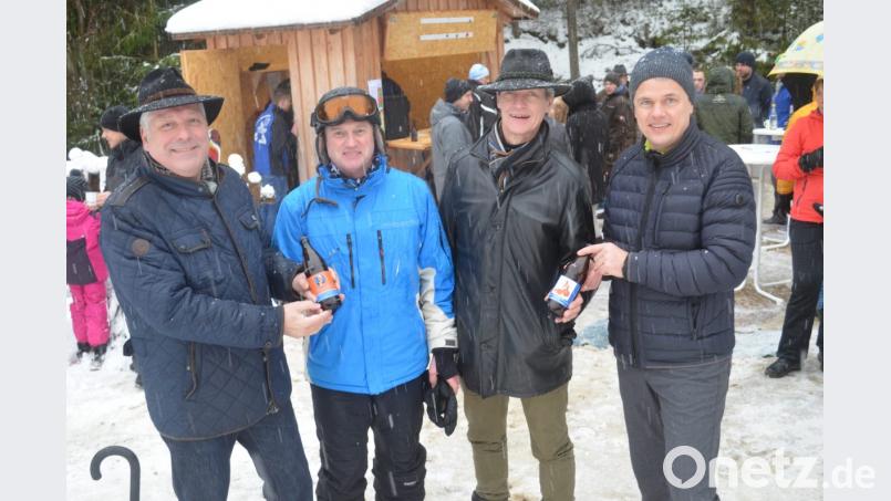Der Floßer Bürgermeister Günter Stich überreicht den beiden Direktoren Jürgen Schnappauf und Josef Völkl das Jubiläumsbier aus 2018, das nun Flossenbürgs Bürgermeister Thomas Meiler (von links) als Granitmärzen für das Jubiläum 2019 in Empfang nahm. Bild: fz
