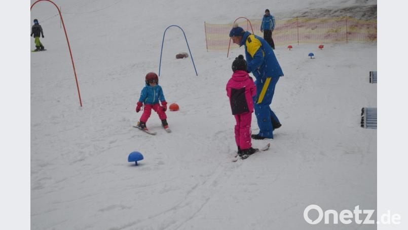 Einige unentwegte Kinder rutschen durch den Schnupperparcours Bild: fz