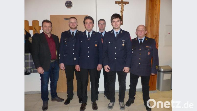 Zum Oberfeuerwehrmann wird Johannes Kammerer (Zweiter von rechts) und zum Hauptfeuerwehrmann Matthias Schösser (Dritter von links) befördert. Bild: sl