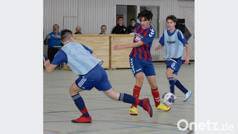 Die U17 der SG Tirschenreuth (blaue Leibchen) unterlag in der Gruppenphase der JFG Region Luisenburg mit 0:3. Am Ende stand für die Kreisstädter Platz acht zu Buche. Bild: gb
