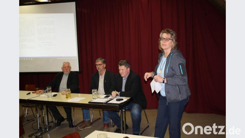 Eine Vorbildwirkung des Trabitzer Nahwärmeprojekts erwarten (von links) die &quot;Bürgerenergie&quot;-Vorstände Udo Greim und Johann Mayer&quot;NEW&quot;-Geschäftsführer Bernhard Schmidt und Bürgermeisterin Carmen Pepiuk. Bild: bjp Bild: bjp