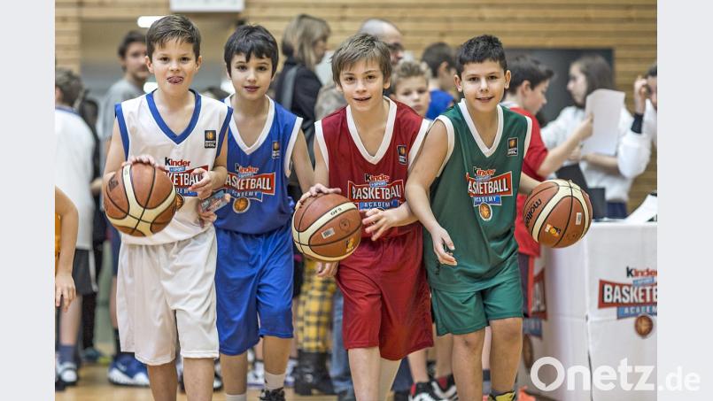 Die jungen Teilnehmer bekommen - nachdem sie die Übungen im Parcours absolviert haben - ein Basketballtrikot. Bild: exb