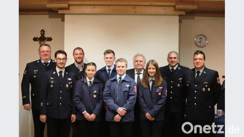 Bei der Versammlung der Jugendfeuerwehr wurde Paul Kasseckert zum neuen Sprecher gewählt, seine Stellvertreterin ist Nina Häring. Im Bild (von links): Kreisjugendwart Wolfgang Bauer, Jugendwart Sebastian Wiedemann, Sport- und Jugendbeauftragter Huberth Rosner, stellvertretende Jugendsprecherin Nina Häring, Jugendsprecher Paul Kasseckert, Kassenprüfer Sebastian Reimann, zweiter Bürgermeister Peter Gold, Kassenprüferin Julia Bäuml, Vereinsvorstand Markus Mayer, stellvertretender Kommandant Thomas Sladky. Bild: exb