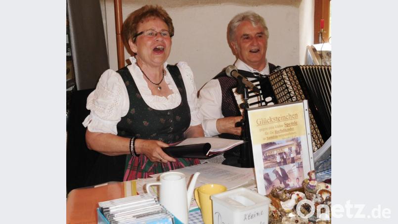 Das Duo Marianne und Erich Koller lädt am Sonntag zum geselligen Singen nach Grassersdorf ein. Bild: exb