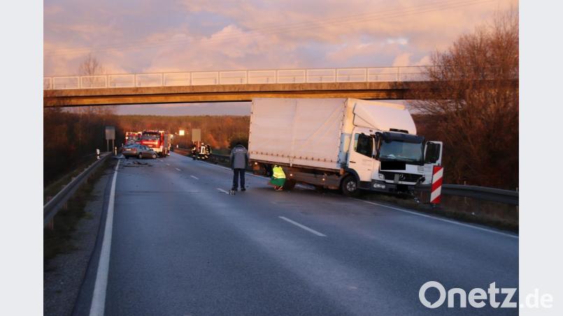 In diesen Lastwagen krachte auf der B16 bei Nittenau im Gegenverkehr ein Auto, dessen junger Fahrer schwer verletzt wurde. Dem Lastwagenfahrer, einem 63-Jährigen aus Regensburg, passierte nicht so viel. Bild: Thomas Dobler