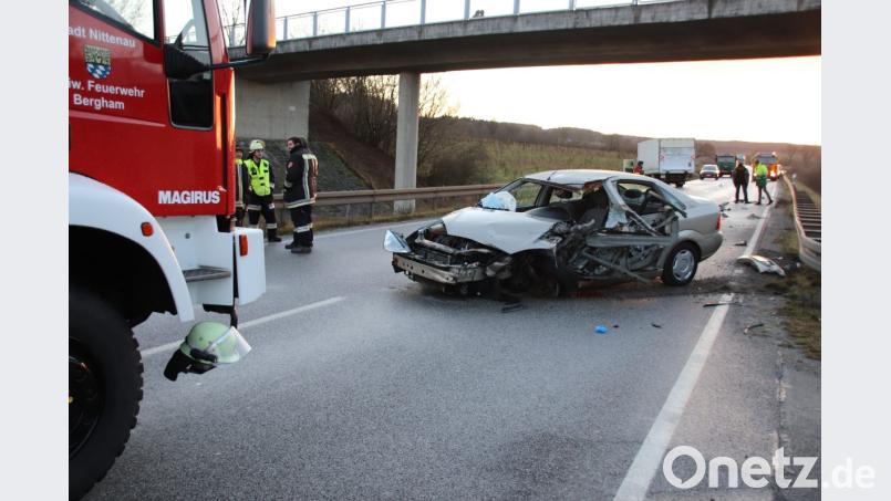 Der Ford Focus des jungen Regensburgers hatte nach der Kollision auf der Bundesstraße 16 bei Nittenau nur noch Schrottwert. Bild: Thomas Dobler
