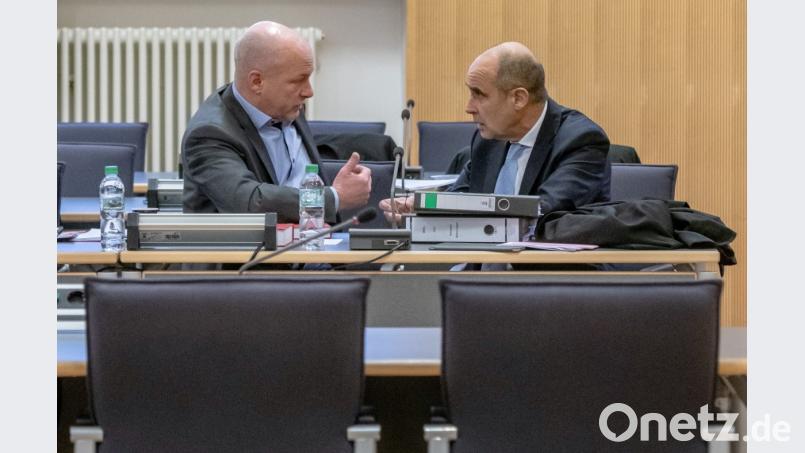 Joachim Wolbergs (SPD, links), der suspendierte Oberbürgermeister von Regensburg, spricht im Gerichtssaal des Landgerichts mit seinem Verteidiger Peter Witting. Archivbild: Armin Weigel/dpa