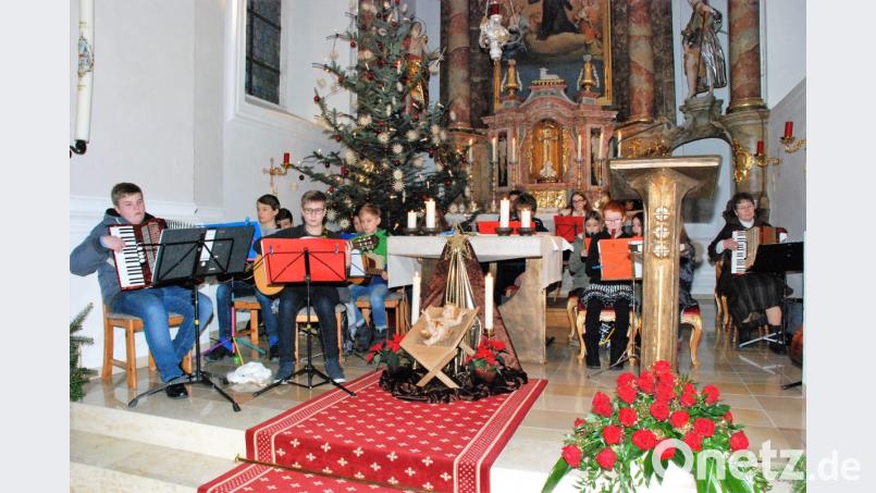 Die jungen Musikanten aus Aschach bereiten den Kirchenbesuchern eine besinnliche musikalische Stunde. Bild: sche