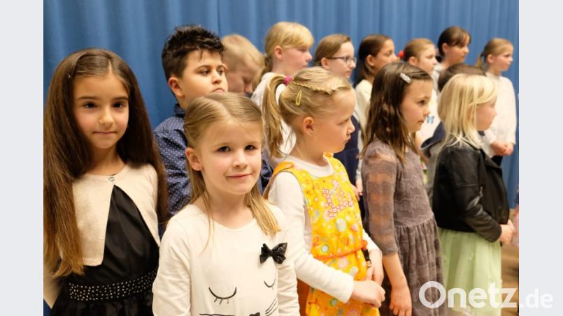 Liegt der musikalische Schwerpunkt nach Gründung der Schule bei Blockflöten- und Akkordeonunterricht, schenken die Verantwortlichen im Laufe der Jahre dem Vokalunterricht viel Aufmerksamkeit. In zahlreichen Konzerten demonstrieren die Kinder und Jugendlichen unbeschwertes Singen. Bild: do