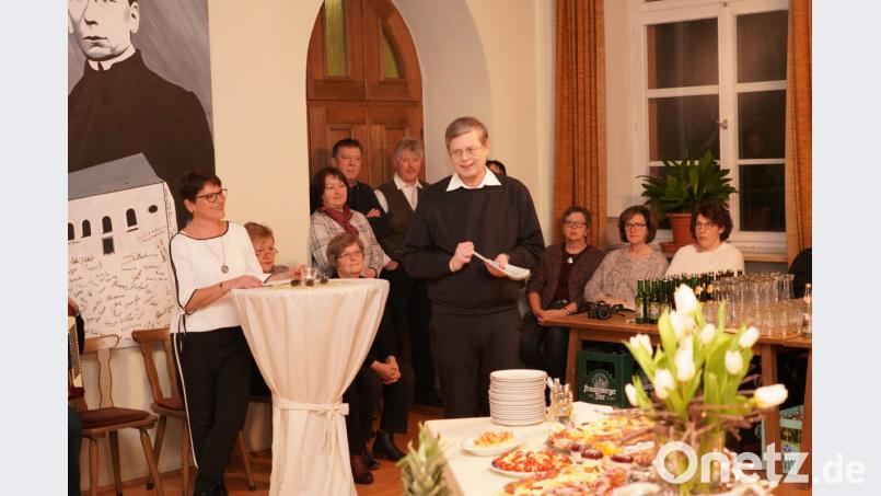 Pfarrgemeinderatssprecherin Birgit Bergmann (stehend vorne links) und Pfarrer Norbert Götz (vorne Mitte) beim Pfarrempfang Bild: fvo