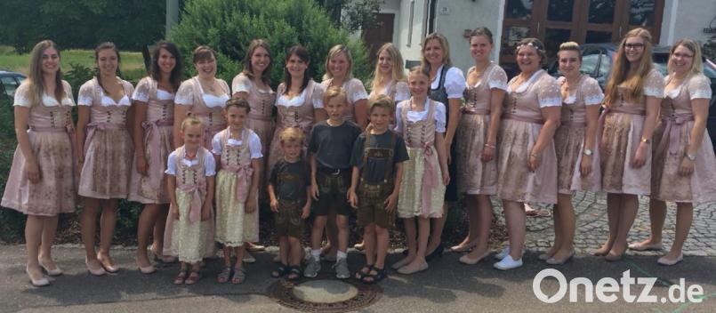 Zahlreiche Festdamen, Festmädchen und -buben geben zusammen mit der Festmutter Ramona Schmitzer (Sechste von rechts) dem Feuerwehrfest eine besondere Note. Bild: exb