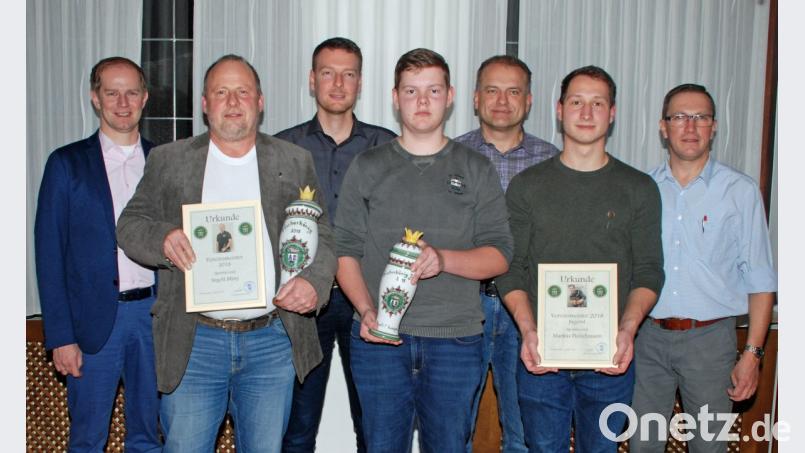 Könige und Vereinsmeister: Unser Bild zeigt von links Bürgermeister Konrad Kiener, Fischerkönig und Vereinsmeister Ingolf Miny, Sportwart Tobias Zenger, Jugendfischerkönig Bastian Schweiger, zweiten Vorsitzenden Uwe Musshoff, Jugendvereinsmeister Markus Fleischmann und den Vorsitzenden Markus Schwarzbauer. Bild: wee