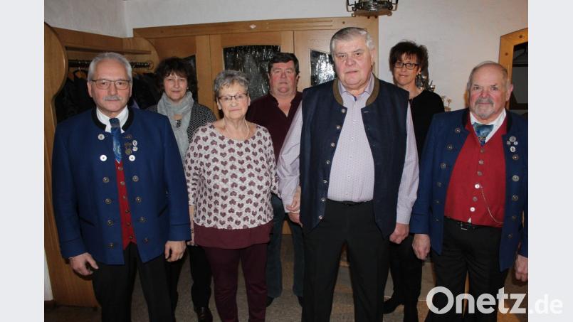 Viele Gäste kamen in den Gasthof Bergblick, um mit Hubert Schindler seinen 70.Geburtstag zu feiern. (V.L) Hans-Jürgen Enders, Tochter Monika, Ehefrau Elisabeth, Schwiegersohn Armin Voit, Jubilar Hubert Schindler, Tochter Elvira, Dietmar Anzer. Bild: soj