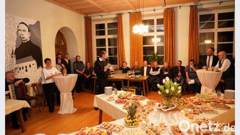 Pfarrgemeinderatssprecherin Birgit Bergmann (stehend links) und Pfarrer Norbert Götz (vorne Mitte) beim Pfarrempfang Bild: fvo