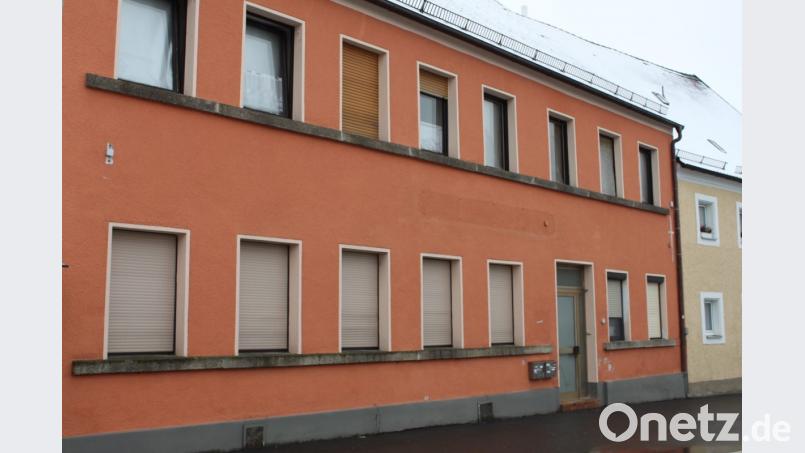 Man kann nur mehr erahnen, dass in diesem Haus in der Freyung einmal der Gasthof "Zur Krone" mit dem schönsten Biergarten der Kreisstadt existiert hat. Hier treffen sich viele Jahrzehnte lang sowohl die Honoratioren der Stadt, als auch Arbeiter und Handwerker. Bild: prh