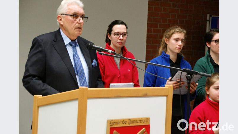 Amtierender Bürgermeister Josef Hecht wertet den Zusammenhalt in der Gemeinde dafür, aus den Turbulenzen gekommen zu sein. In die Zukunft blickt er deshalb positiv. Bild: bkr