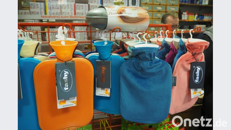 Omas Bettwärmer (oben): Auch das gibt es noch als Alternative zur Wärmeflasche aus Gummi. Bei Eisenwaren Haas ist vieles, was sich die Discounter geschnappt haben, nicht nur zur Hauptsaison verfügbar. Bild: bl