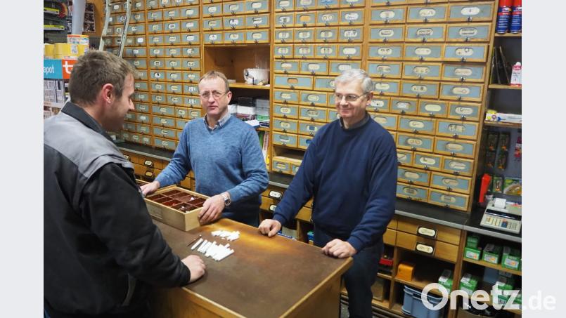 Johann Maier und Hans Selch (rechts) machen Schluss mit Schrauben und Dübeln: Im Herbst wollen sie sich aus dem Geschäft in Nabburg zurückziehen. Nachfolger sind derzeit nicht in Sicht. Bild: bl