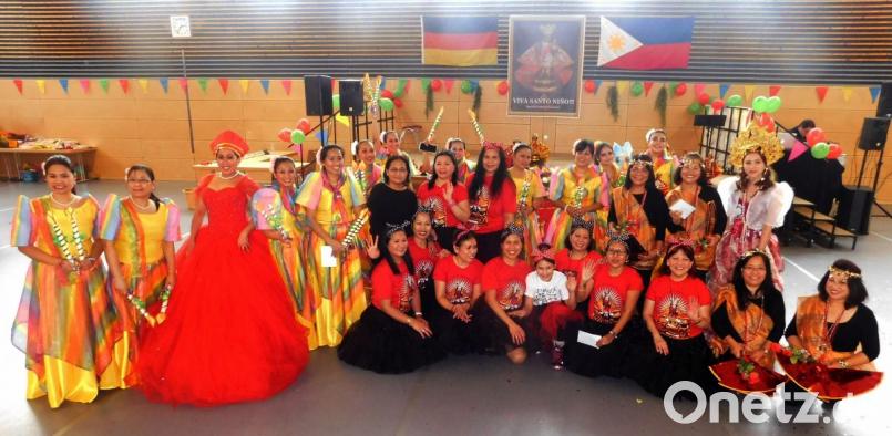 Die Tanzgruppe Hof (Mitte) gewinnt die Premiere des Sinulog Dance Contests, gefolgt von Augsburg (links) und Passau (rechts). Bild: hai