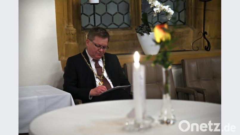OB Michael Cerny in einer ruhigen Minute vor dem Empfang bei letzten Änderungen an seiner Rede. Bild: Petra Hartl