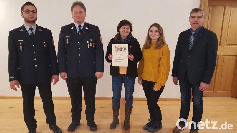 Die Feuerwehr Burgtreswitz mit Vorsitzenden Kilian Völkl, Kommandanten Peter Hartinger und Bürgermeister Hermann Ach (von links) gratulieren und freuen sich über die Neuaufnahme. Bild: gi