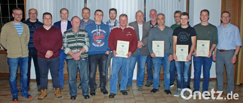Die Jahreshauptversammlung des Sportanglerbundes Wernberg-Köblitz bot den passenden Rahmen, um langjährige und verdiente Mitglieder zu ehren – hier zusammen im Bild mit dem Vorsitzenden Markus Schwarzbauer und Bürgermeister Konrad Kiener. Bild: wee
