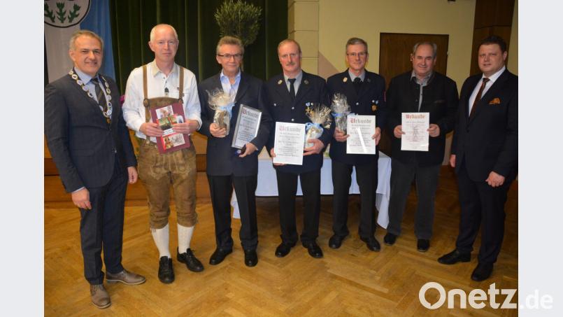 Jahrzehntelanges ehrenamtliches Engagement in den Vereinen würdigt die Stadt Mitterteich beim Neujahrsempfang. Im Bild (von links) Bürgermeister Roland Grillmeier, Oliver Lipfert, Peter Röder, Johannes Meierhöfer, Theo Meierhöfer, Josef Schwägerl und zweiten Bürgermeister Stefan Grillmeier. Bild: jr