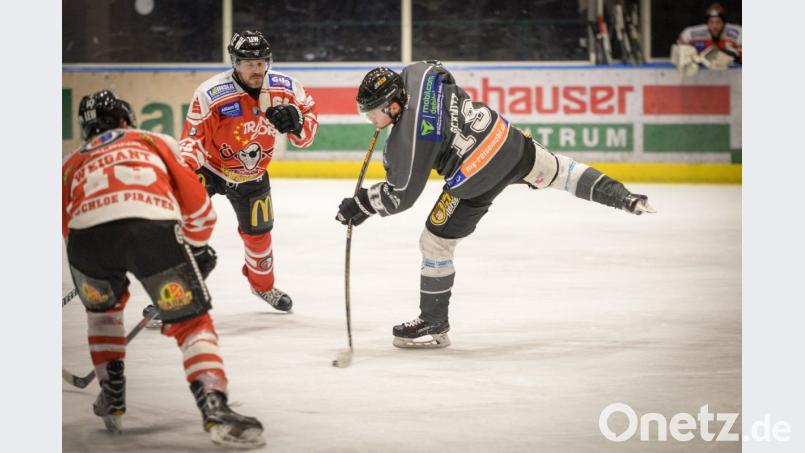 Ambergs Kevin Schmitt (rechts) zieht vor zwei Gegenspielern ab. Der ERSC-Verteidiger war bester Löwen-Spieler bei der bitteren 2:5-Heimniederlage gegen den ESV Buchloe. Bild: brü