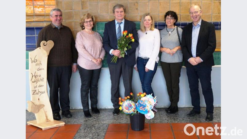 Neben den Schülern und der Lehrerschaft gratulierten Rektor Werner Winderl (Mitte) auch Dekan Alfons Kaufmann, Elternbeiratsvorsitzende Petra Meier, ihre Stellvertreterin Pauline Zäch, sowie 2.Vorsitzende des Fördervereins, Lydia Eckert und Konrektor Rudi Schneider (von links) zum 60.Geburtstag. Bild: weu