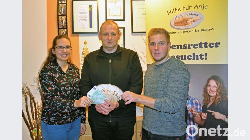 Mit einer ganzen Handvoll grüner und brauner Geldscheine überraschen Magdalena Maul (links) und Felix Schraml (von rechts) von der Katholischen Landjugend Thurndorf Michael Sporrer, den Vorsitzenden des Vereins „Hilfe für Anja“. Das Geld aus der Christbaumversteigerung soll der Gewinnung neuer Stammzellspender dienen. Bild: ü