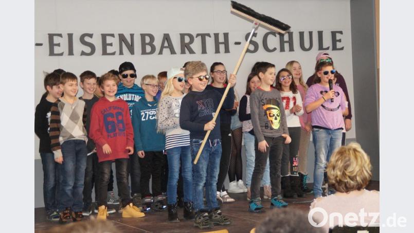 Mit Gesang, Blasmusik und Sketchen wie dem „Werner – mit dem Fleckentferner“-Rap feierten die Schüler der Doktor-Eisenbarth-Mittelschule ihren beliebten Schulleiter. Bild: weu