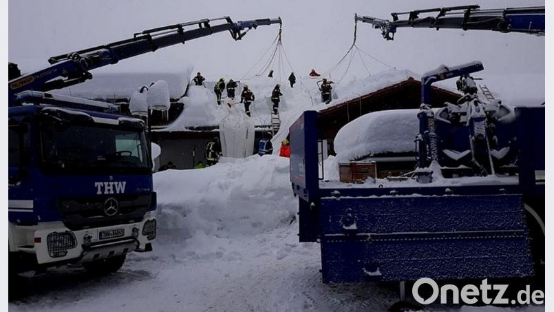 Mit dem Bergungstrupp und 14 Mann kämpfte das THW Schwandorf in Berchtesgaden und Traunstein gegen die Schneemassen an. Bild: THW Schwandorf/exb